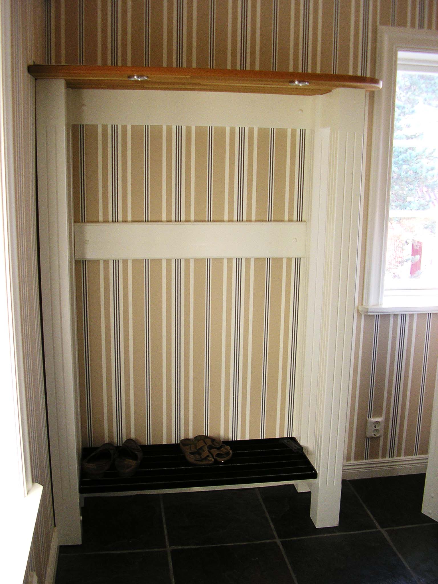 Hallskåp i vitt Katrineholms Snickeri AB