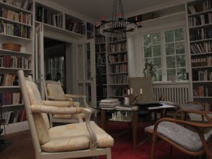 Platsbyggd bokhylla i vitt