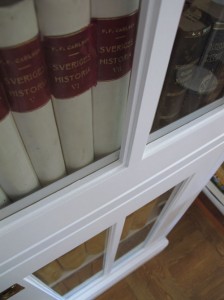 Platsbyggd bokhylla i vitt