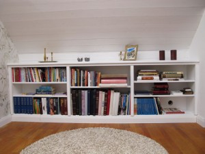 Platsbyggd bokhylla